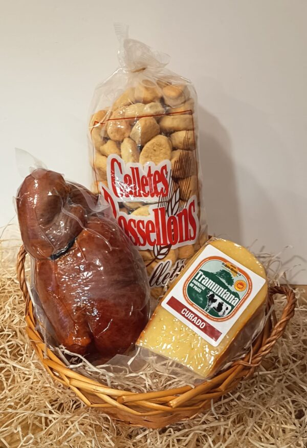 Cesta gourmet Esencial de Mallorca con sobrasada, galletas mallorquinas y queso curado Tramuntana