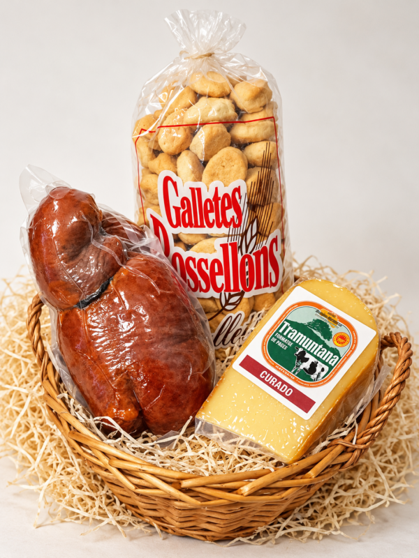 Cesta gourmet Esencial de Can Llompart con sobrasada, galletas mallorquinas y queso Tramuntana curado