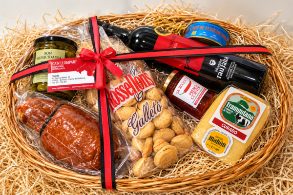 Cesta gourmet Sabores de la Isla de Can Llompart con sobrasada, vino, queso, galletas, aceitunas y productos mallorquines