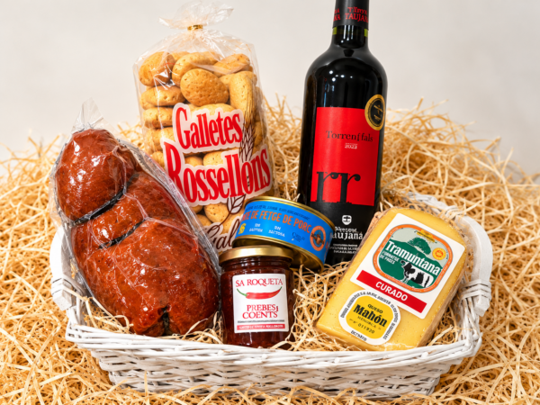 Cesta gourmet Selección Taujana de Can Llompart con sobrasada, vino Taujana, galletas, paté, confitura y queso