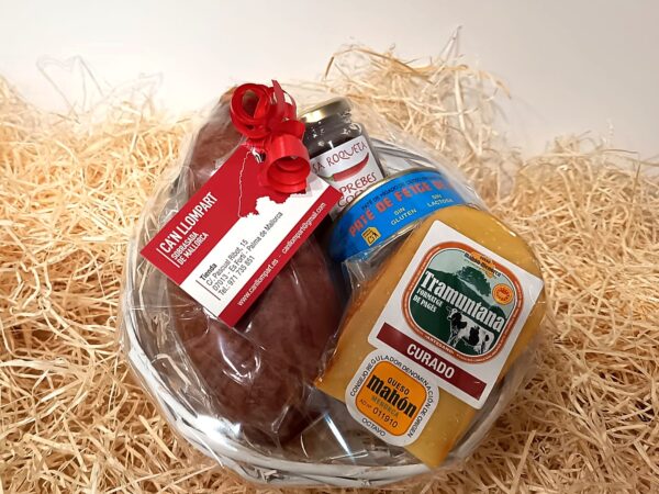 Cesta gourmet Tradición de Can Llompart con productos mallorquines, fotografía real retocada