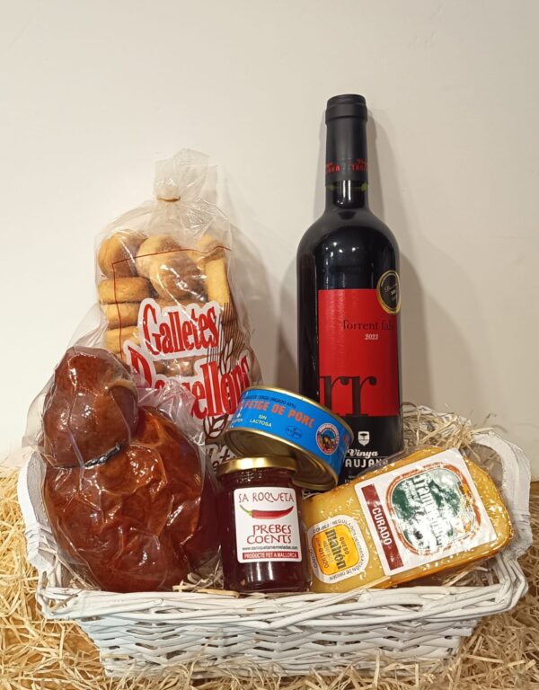Cesta gourmet Selección Taujana con sobrasada, vino tinto, galletas, queso de Mahón y productos mallorquines