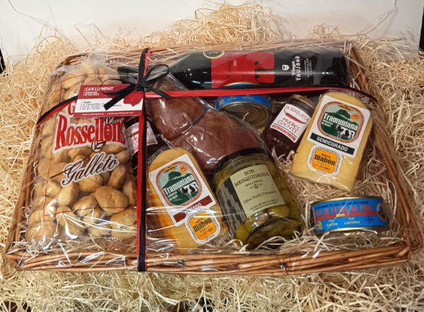 Cesta gourmet Gran Selección de Can Llompart con sobrasada, queso, dos confituras, dos patés, aceitunas y vino Taujana