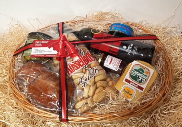 Cesta gourmet Sabores de la Isla de Can Llompart con sobrasada, aceitunas, galletas, confitura, queso, paté y vino